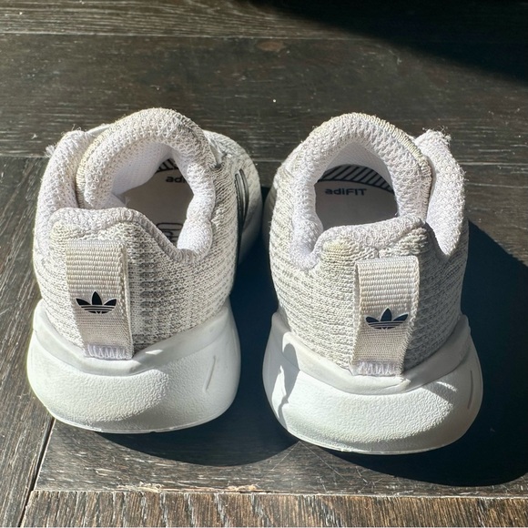 Adidas Swift Run size 5.5 - Picture 5 of 13